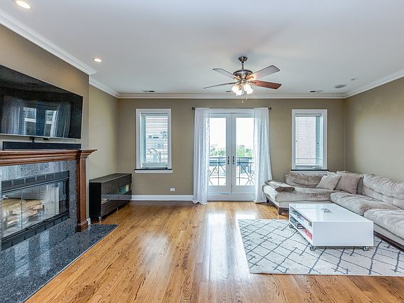 3rd image of 825 N Milwaukee Ave APT 3R
