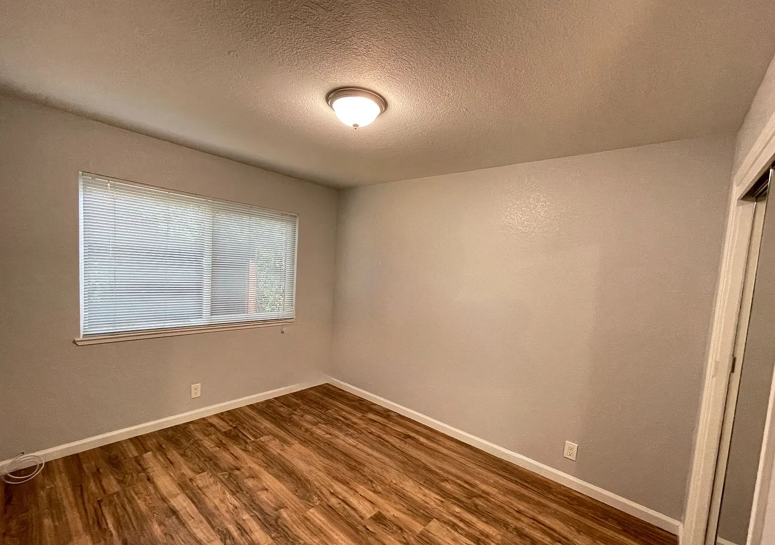 Upstairs 2 Bedroom/1 Bath Apartment in Charming and Well Maintained Four-Plex — Photo 4