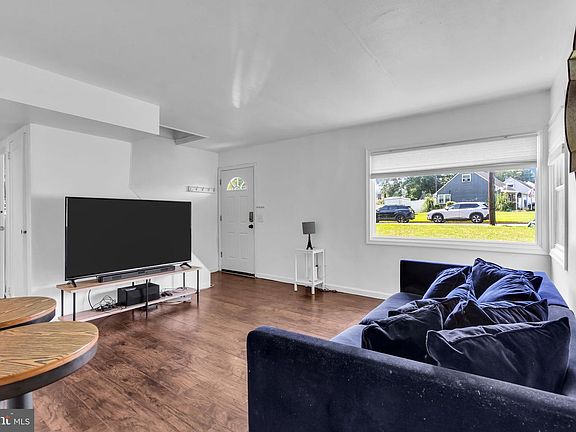 5th image of 998 Terrace Blvd
