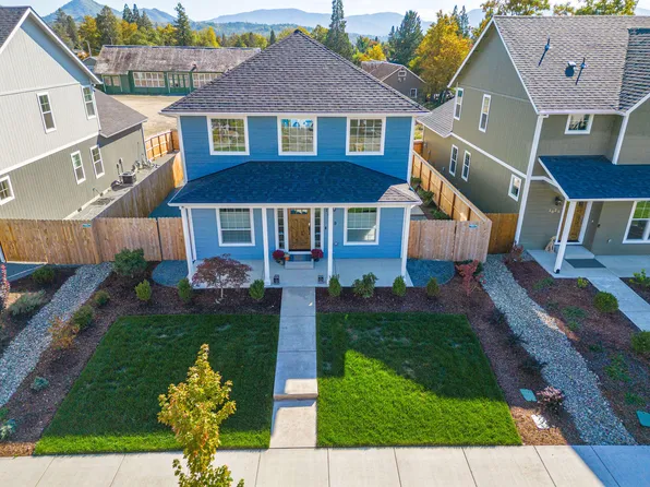 1019 SW J St, Grants Pass, OR 97526