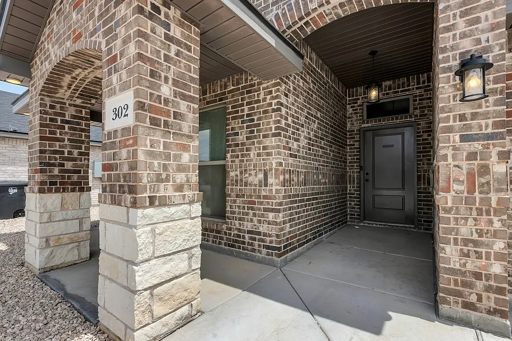 4 bed, 2.0 bath, 2050 sqft, $2,800 — Photo 4