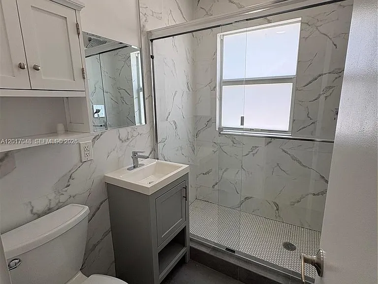 3237 SW 4th St #6 — Photo 8