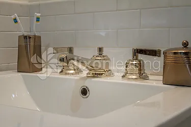 Rented by Dixon Advisory USA Inc.