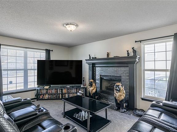 4th image of 3915 Paseo Blvd
