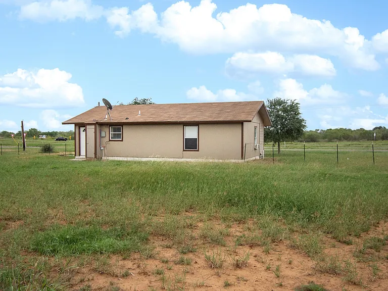 12525 N Interstate Highway 35 — Photo 16