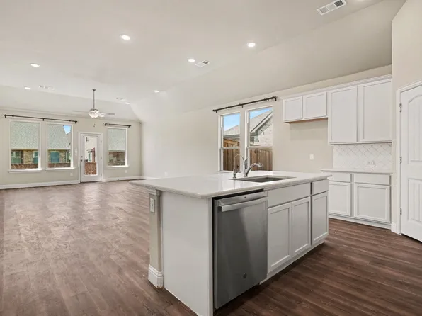 2806 Grand Lookout Ln, Arlington, TX 76001