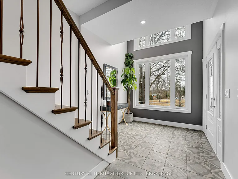 90 Aragon Rd — Photo 3