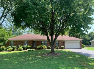 82 Hounds Run Dr, Bowling Green, KY 42104