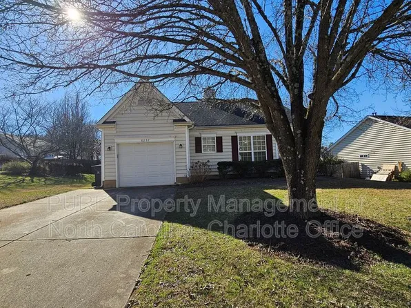8237 Hornwood Ct, Charlotte, NC 28215