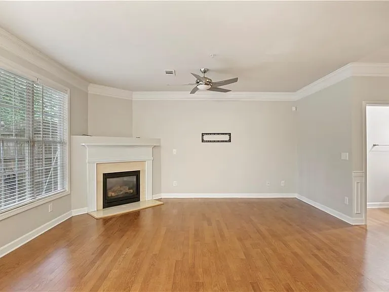 720 Surrey Park Pl SE — Photo 5