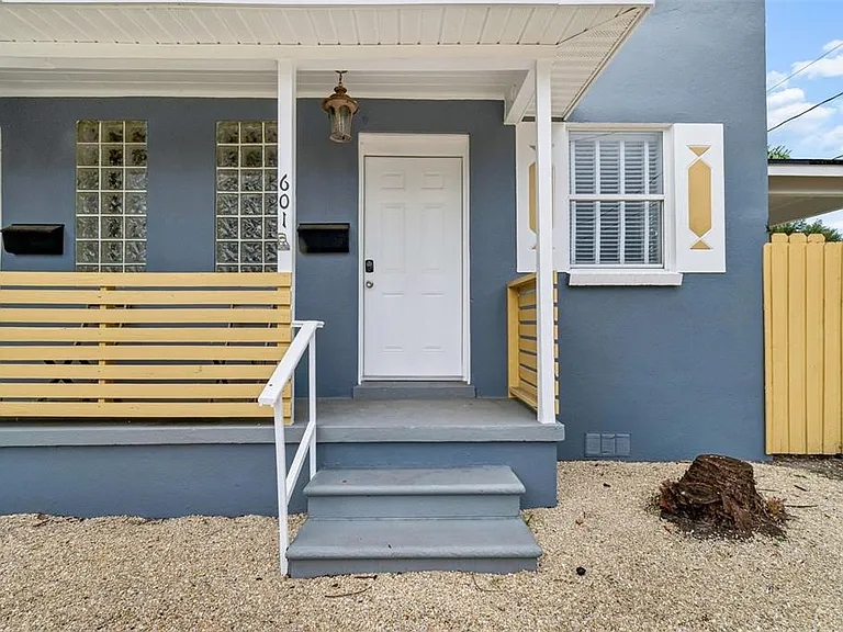 601 Swann Dr — Photo 2