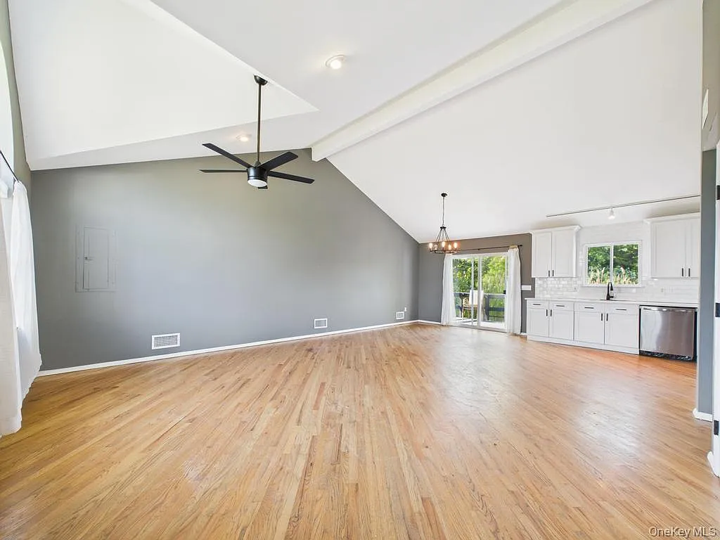 3 bed, 2.0 bath, 1136 sqft, $4,000 — Photo 3