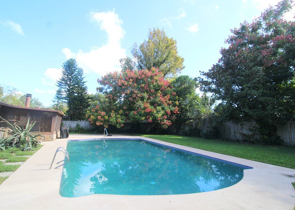 1st image of 220 Greenbriar Ave
