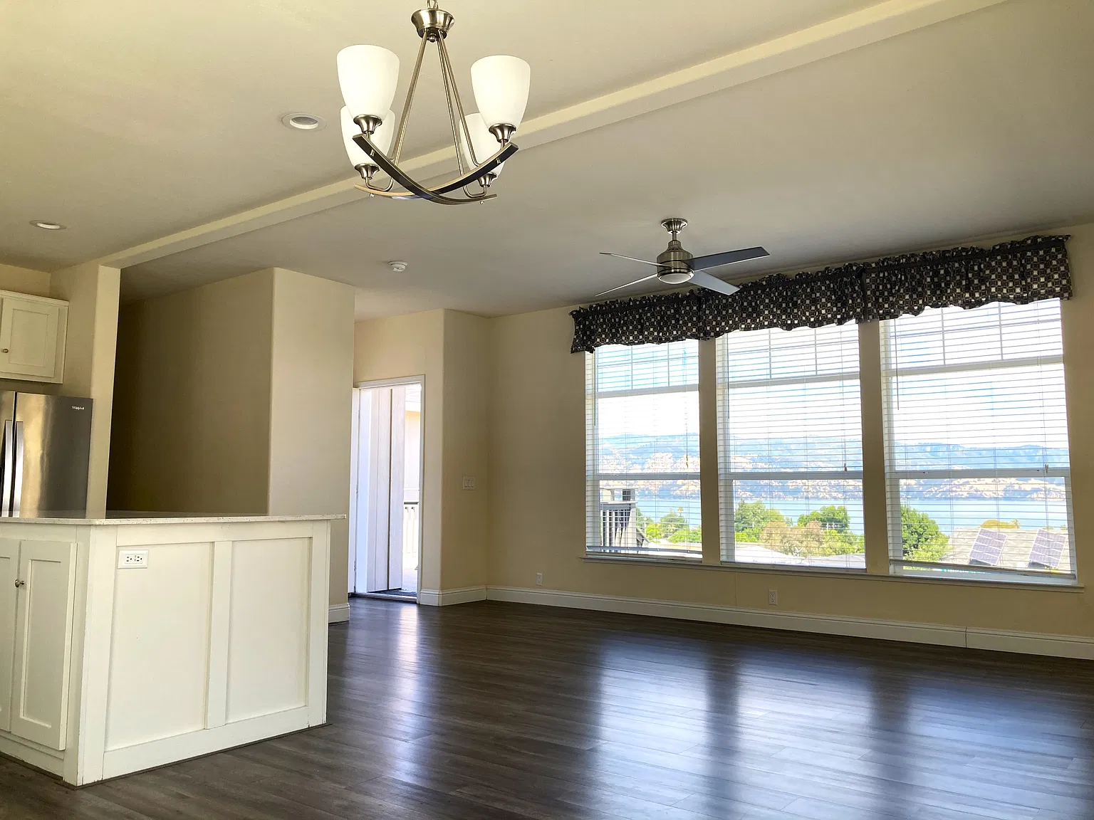 410 Island View Dr — Photo 2