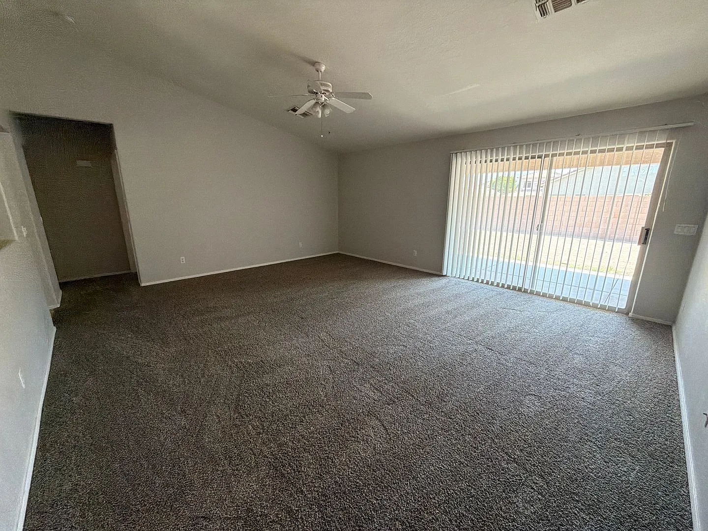 3 bed, 2.0 bath, 1437 sqft, $2,000 — Photo 2