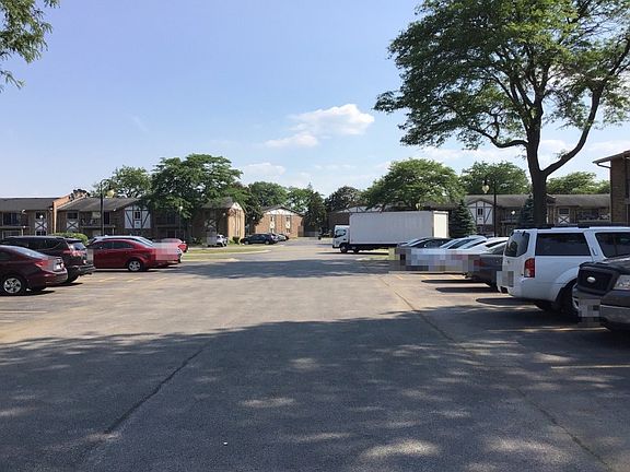 4th image of 16W520 Lake Dr APT 108