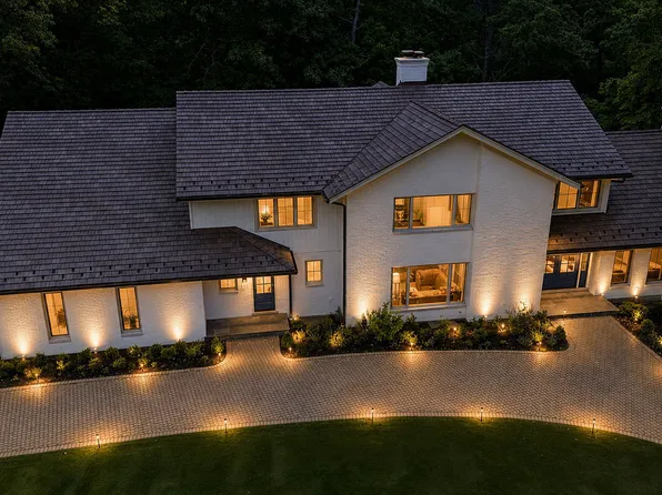 1221 Loch Ln, Lake Forest, IL 60045