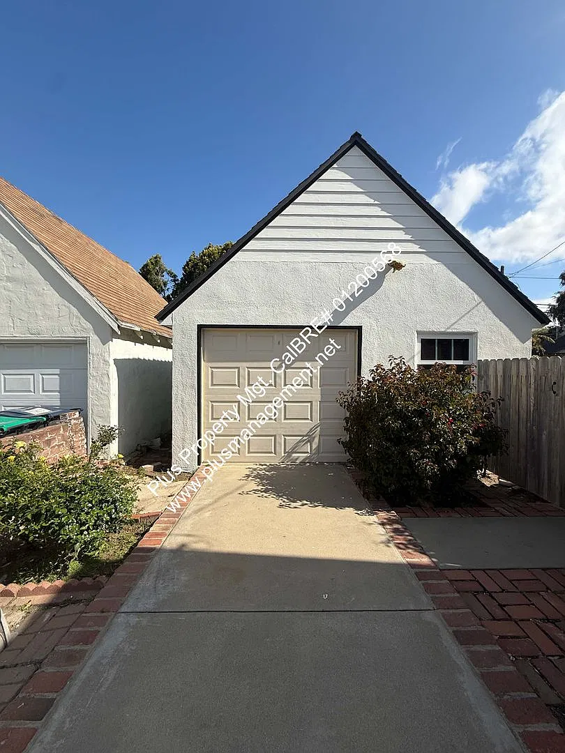 Charming Carriage District Single Story Home Across From Miller Elementary School — Photo 3