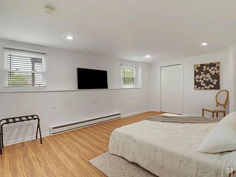 889 Belle Plaine Ave — Photo 9