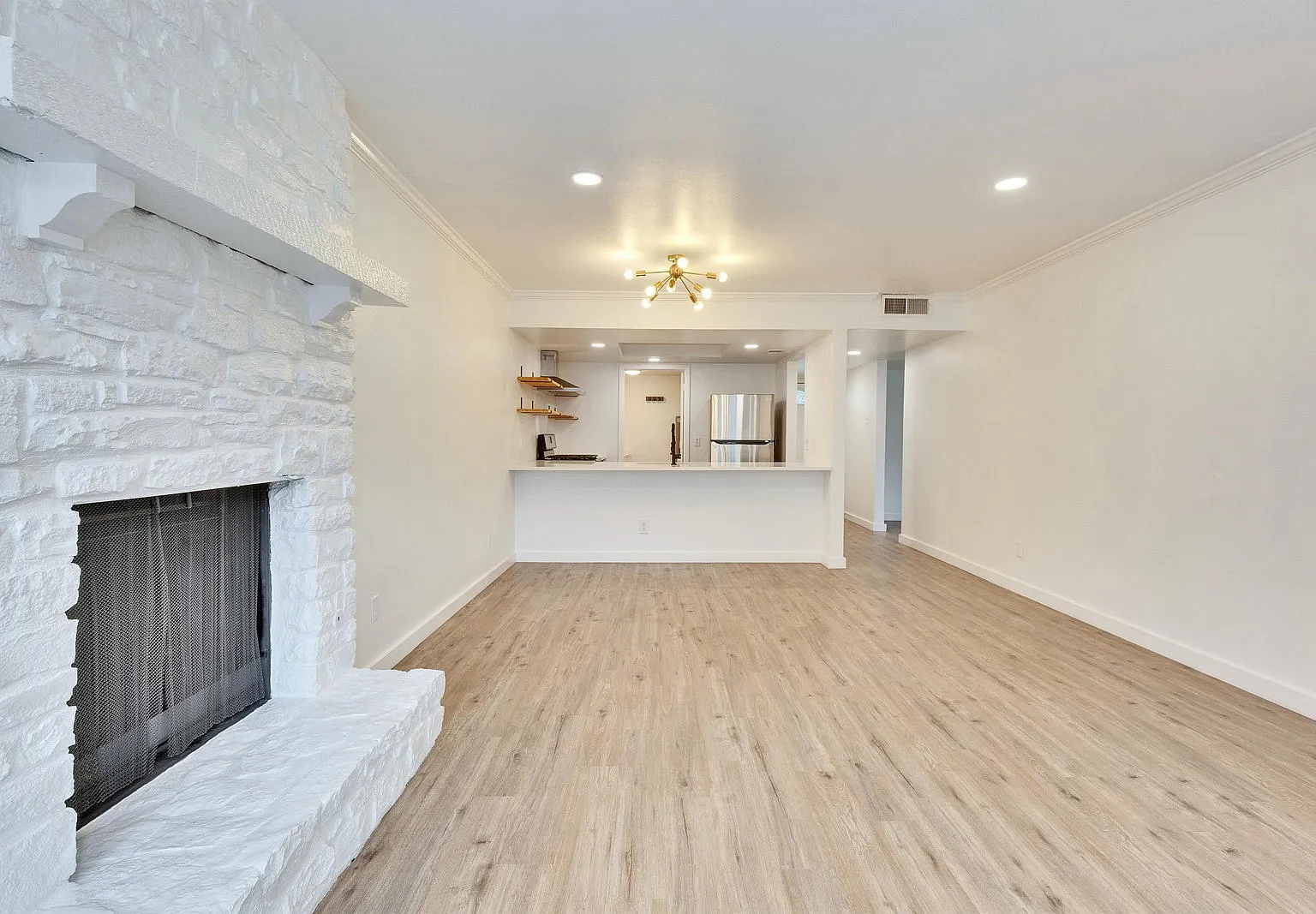 2 bed, 1.0 bath, 1008 sqft, $1,500 — Photo 2