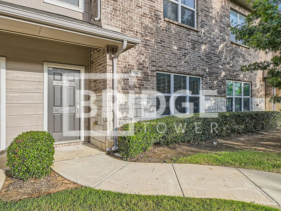 1316 Lake Crest Ln