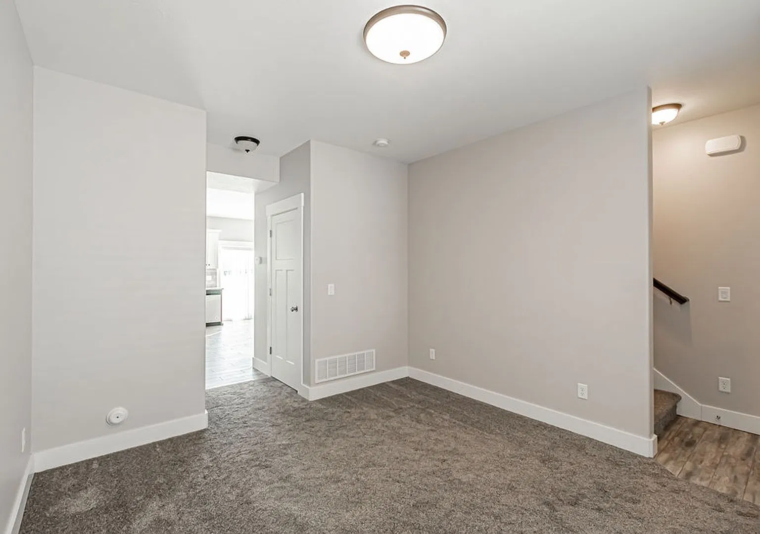 654 S Saturn Ave — Photo 4