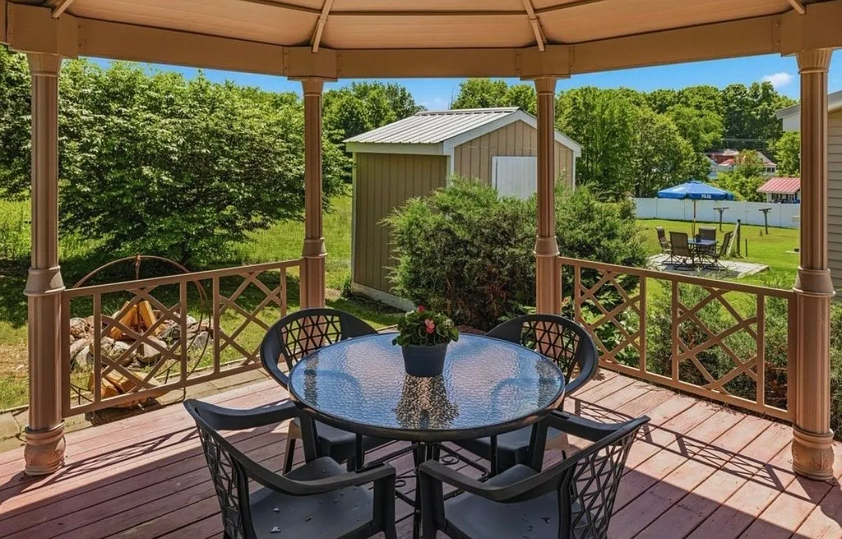 3 bed, 2.0 bath, 1207 sqft, $3,000 — Photo 3