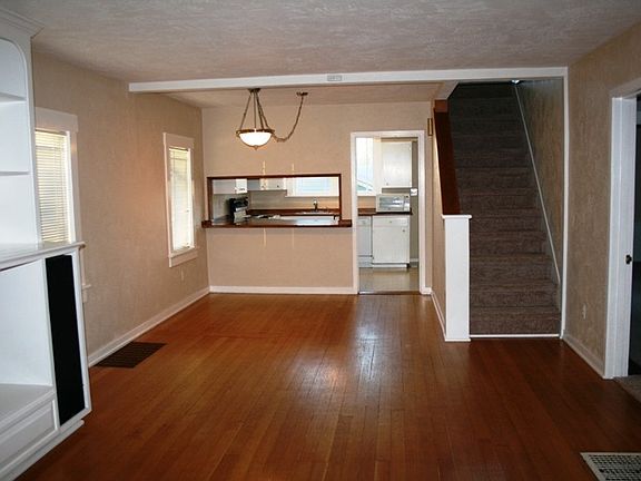 3rd image of 816 N St SE
