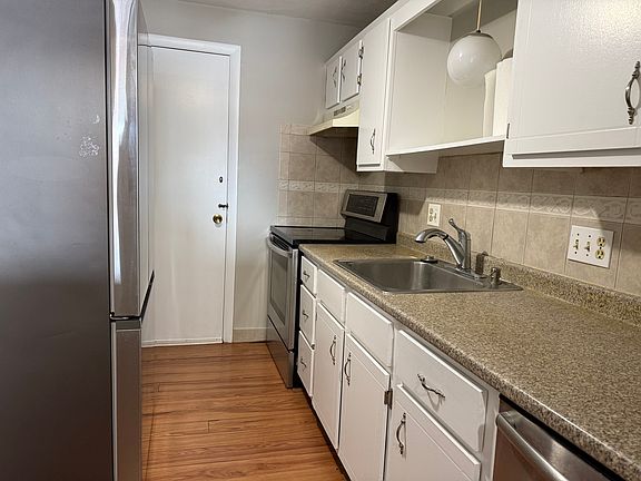 4th image of 100 Governors Dr APT 12