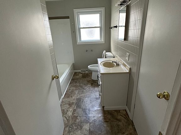 5th image of 1047 7th St