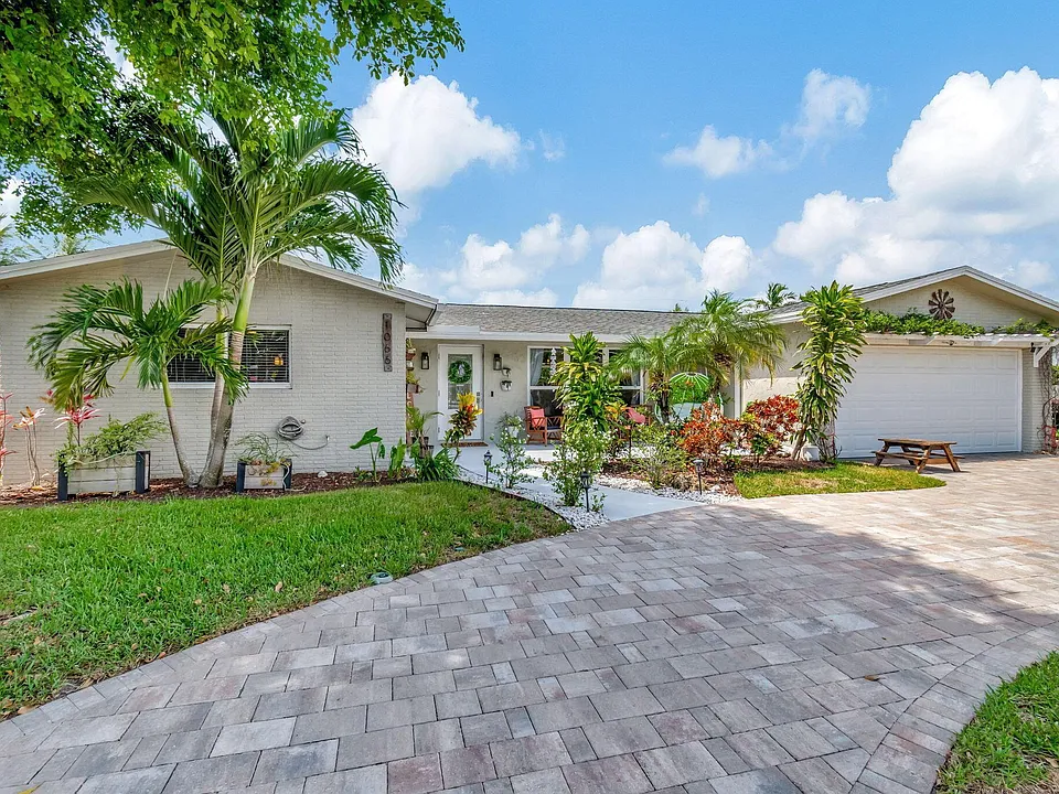 1066 SW 25th Way