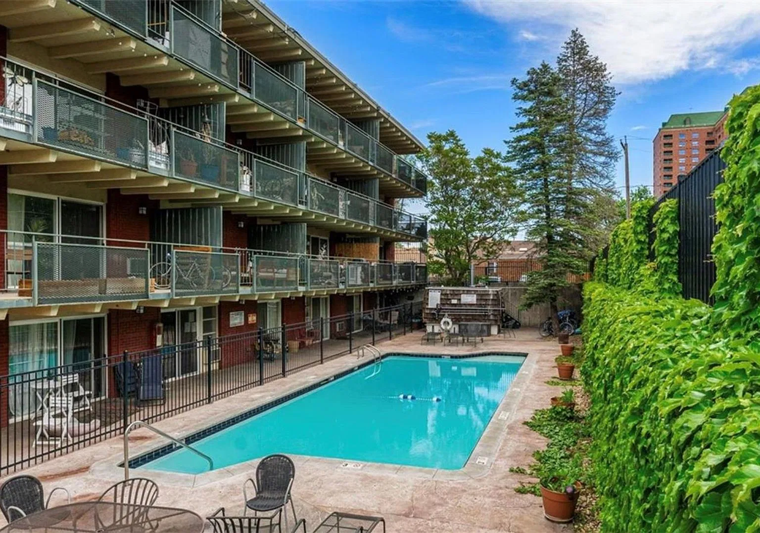 Fabulous Pearl Street Condo In Secure Bldg. Includes Fireplace, Balcony, Washer/Dryer, Parking, P... — Photo 4