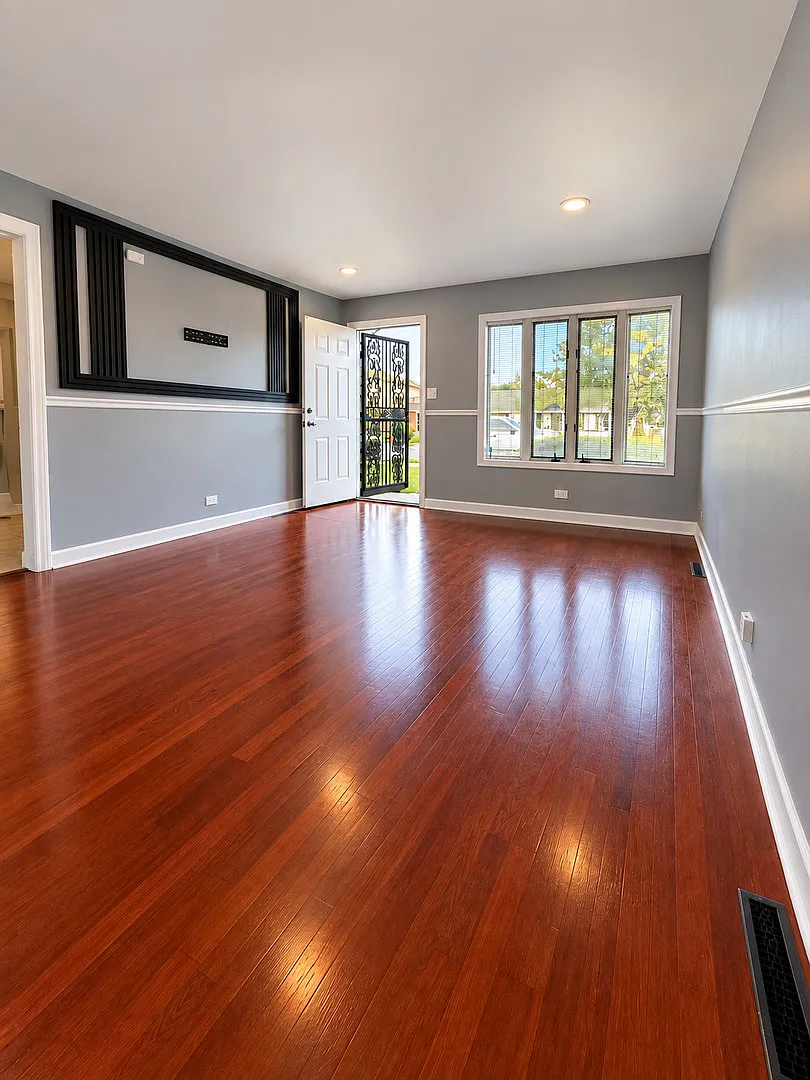 3 bed, 1056 sqft, $2,550 — Photo 3