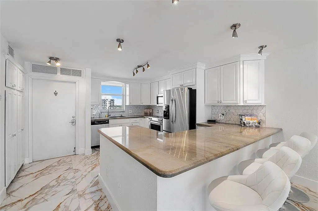 2 bed, 2.0 bath, 1160 sqft, $3,500 — Photo 3