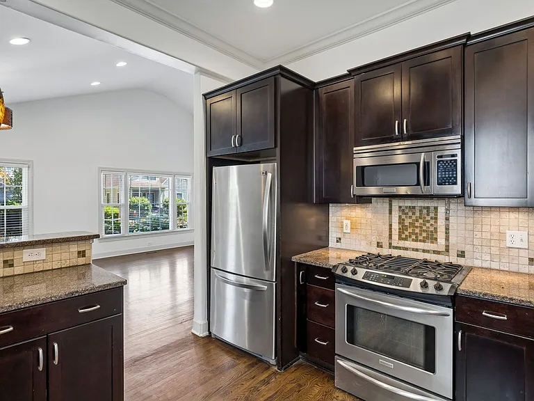 1011 Bate Ave — Photo 8