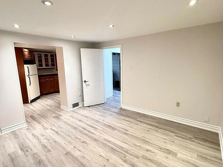 73 Boothbay Cres #LOWERFL — Photo 4