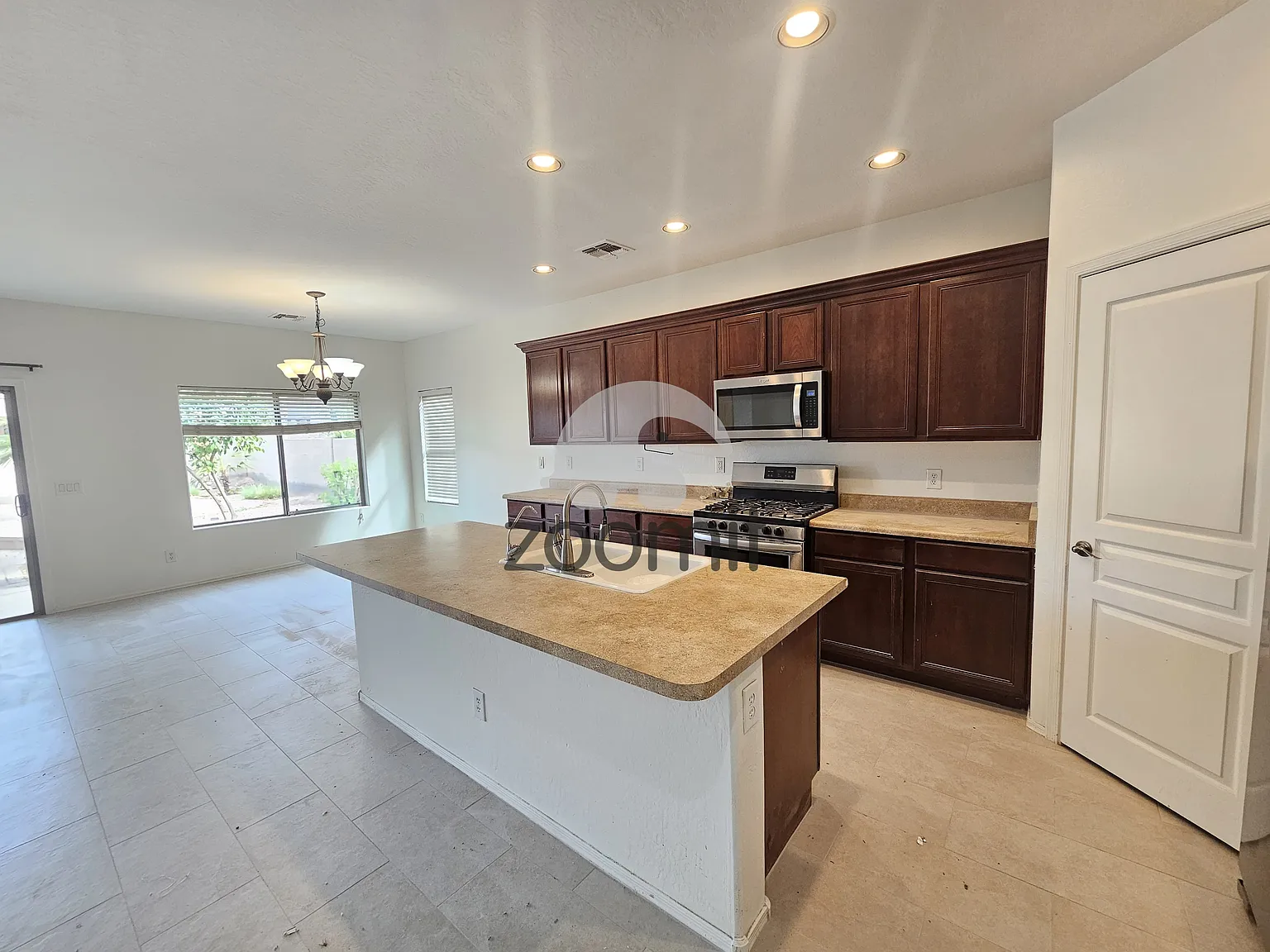 5 bed, 3388 sqft, $2,295 — Photo 4