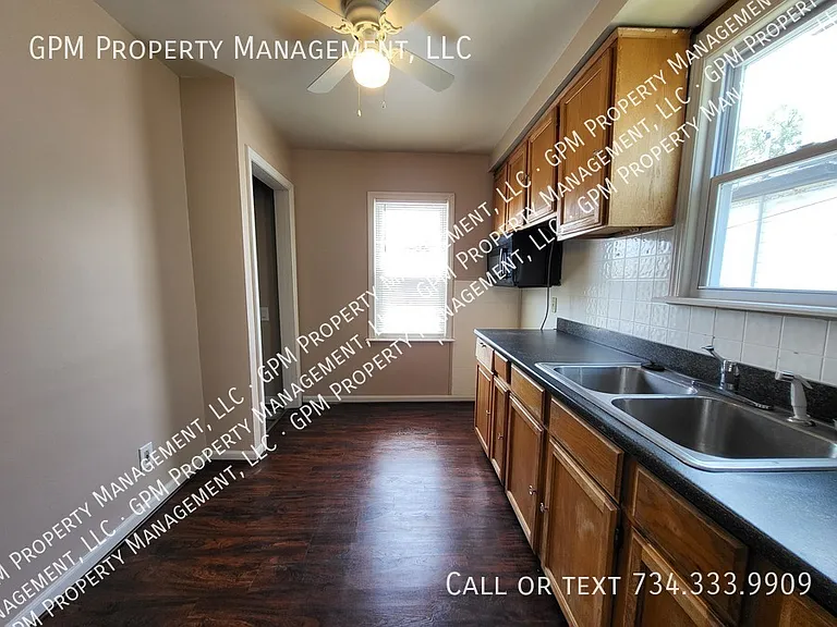 2745 Margaret St — Photo 7