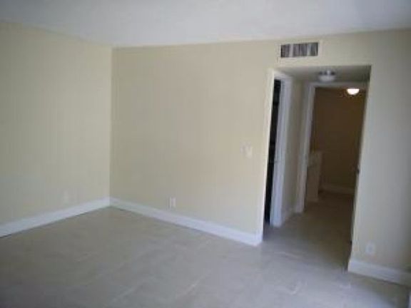 5th image of 4019 Palm Bay Cir APT B