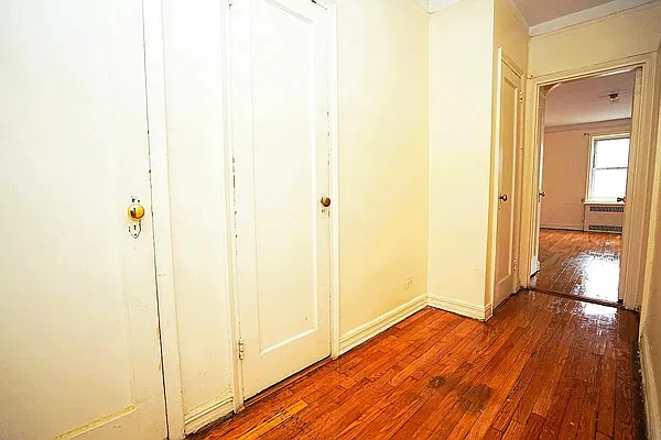 Building, photo 1