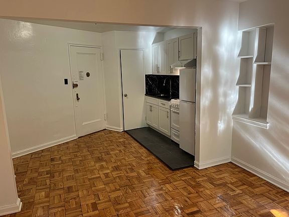 3rd image of 5505 Woodside Ave APT 220
