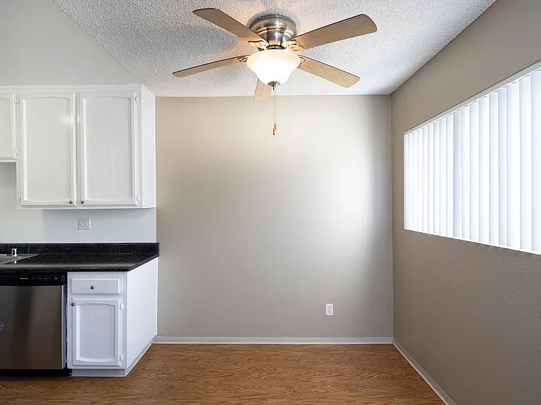 Royal Village Apartments — Photo 36