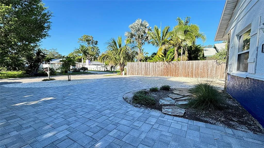 3 bed, 2.0 bath, 1254 sqft, $3,600 — Photo 4