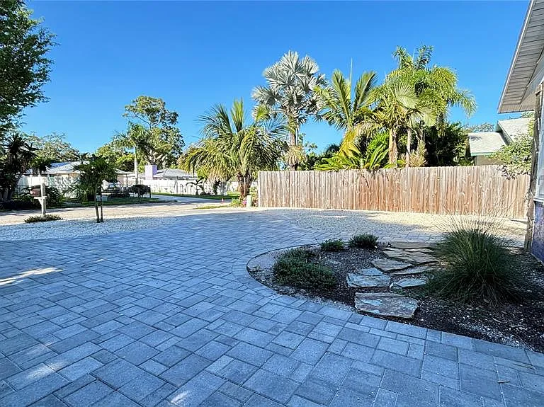2431 Loma Linda St — Photo 4