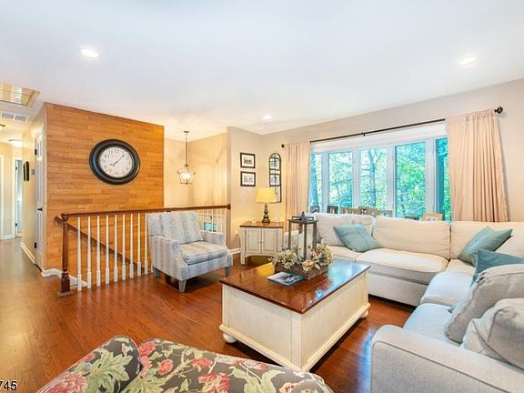 4th image of 10 Sherwood Forest Dr