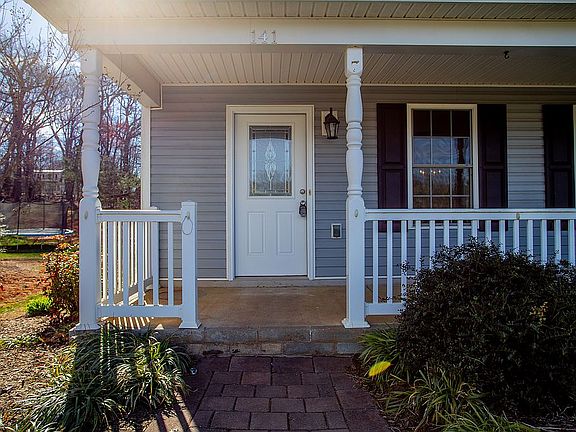 4th image of 141 Stratford Pl