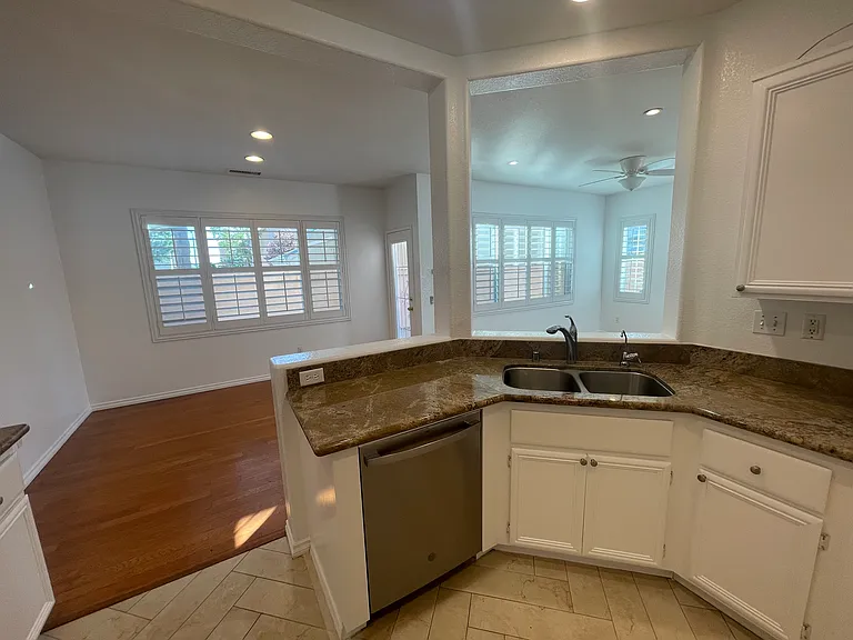 1080 Tustin Grove Dr — Photo 5