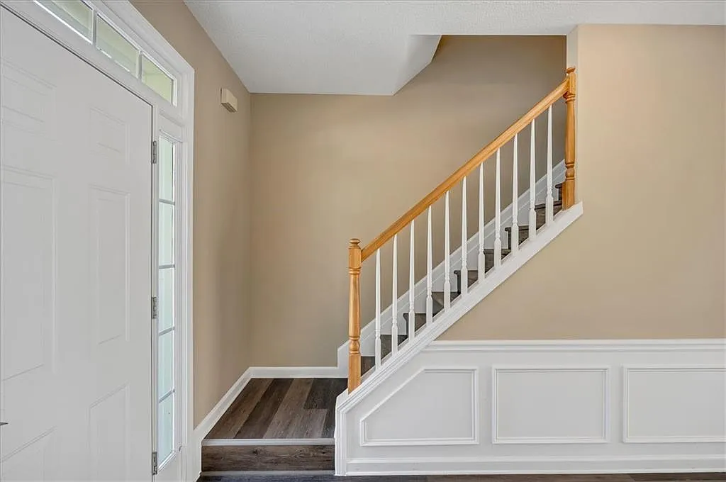 4 bed, 2.5 bath, 2284 sqft, $3,500 — Photo 3