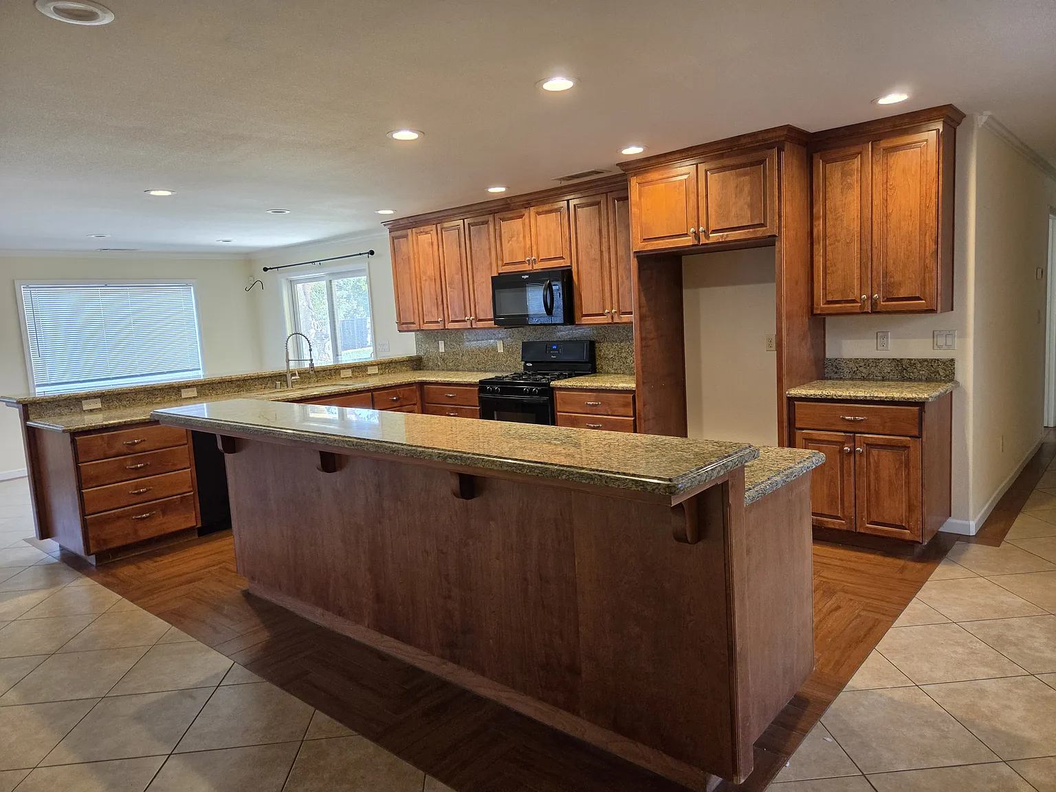 4 bed, 2.5 bath, 2300 sqft, $3,250 — Photo 2