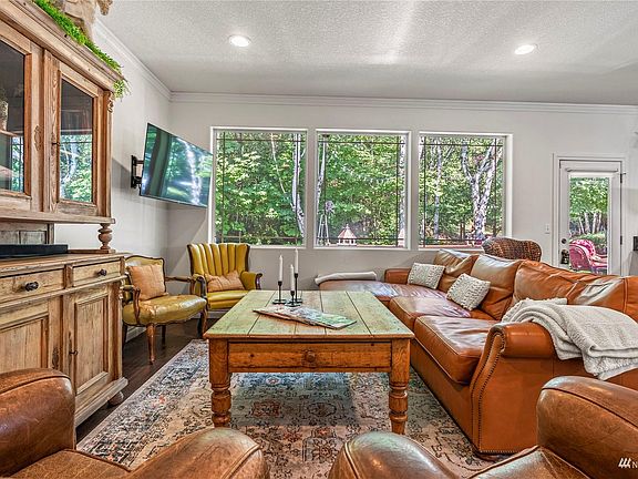 5th image of 237 W Beacon Hill Dr